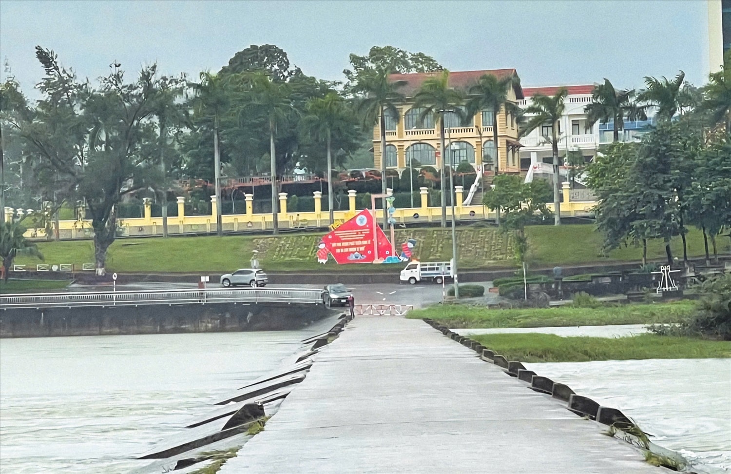 Xã Tiên Yên tạm ngừng lưu thông qua cầu tràn. Ảnh: Mỹ Dung