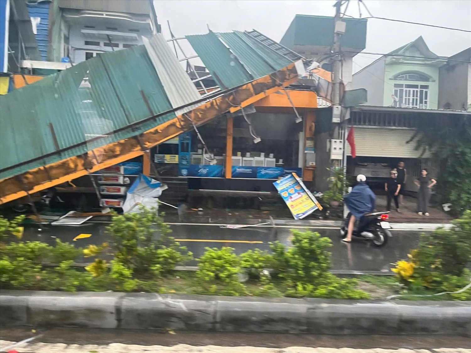 Nhiều tài sản, biển quảng cáo bị hư hỏng nặng