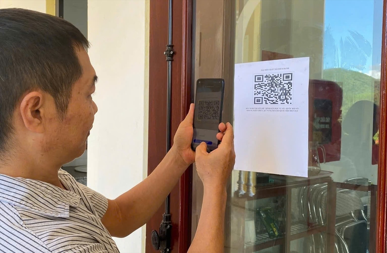 Các đại biểu điểm danh và tìm kiếm tài liệu bằng quét QR 