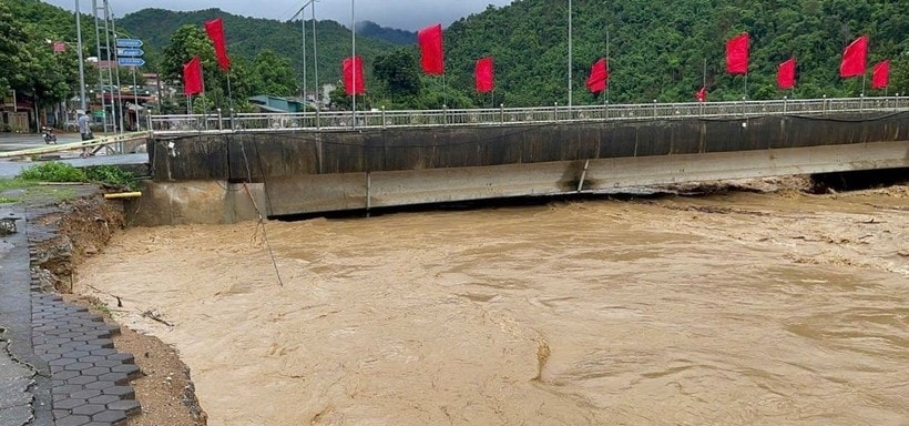 Cầu cứng xã Quan Sơn bị sạt nghiêm trọng, nguy cơ bị sập bất cứ lúc nào. Ảnh: Q. Trâm