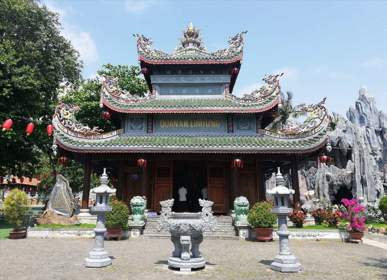 Phần mái chùa được thực hiện rất công phu để tạo nên độ cong mềm mại và tự nhiên. Phần mái chùa được thực hiện rất công phu để tạo nên độ cong mềm mại và tự nhiên.