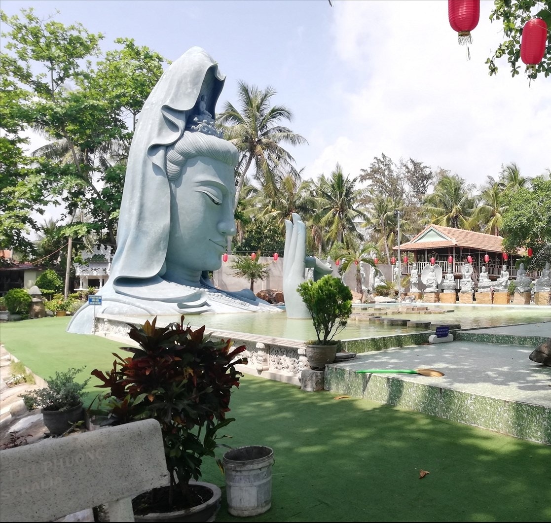 Chùa Thanh Lương còn có một bức tượng Quan Âm lớn trở thành biểu tượng mới của nơi đây, tọa lạc giữa một hồ nước lớn trong khuôn viên chùa. Chùa Thanh Lương còn có một bức tượng Quan Âm lớn trở thành biểu tượng mới của nơi đây, tọa lạc giữa một hồ nước lớn trong khuôn viên chùa.