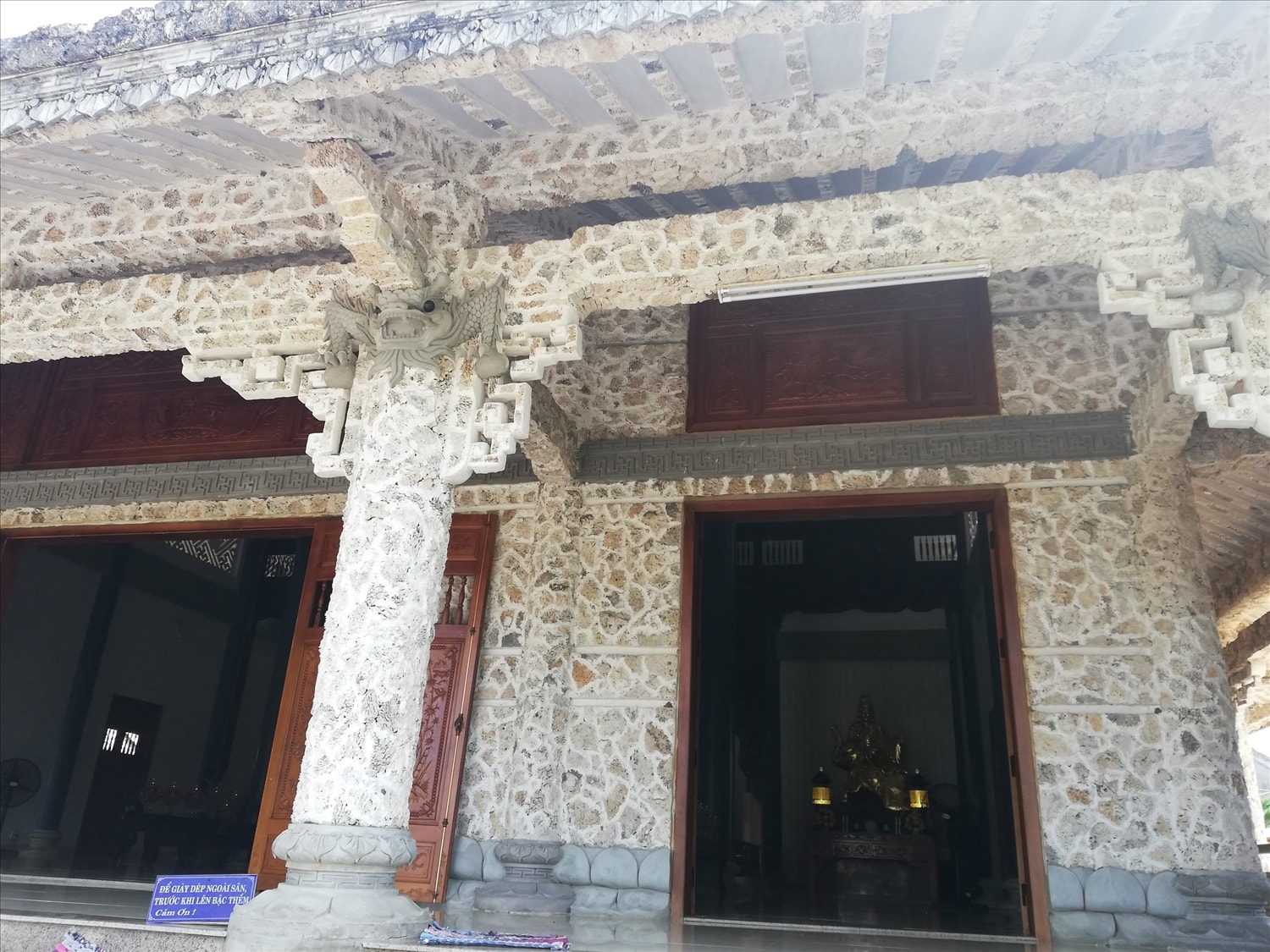 Toàn bộ cột, tường, mái điện ngôi chùa đều được ốp san hô biển. Toàn bộ cột, tường, mái điện ngôi chùa đều được ốp san hô biển.