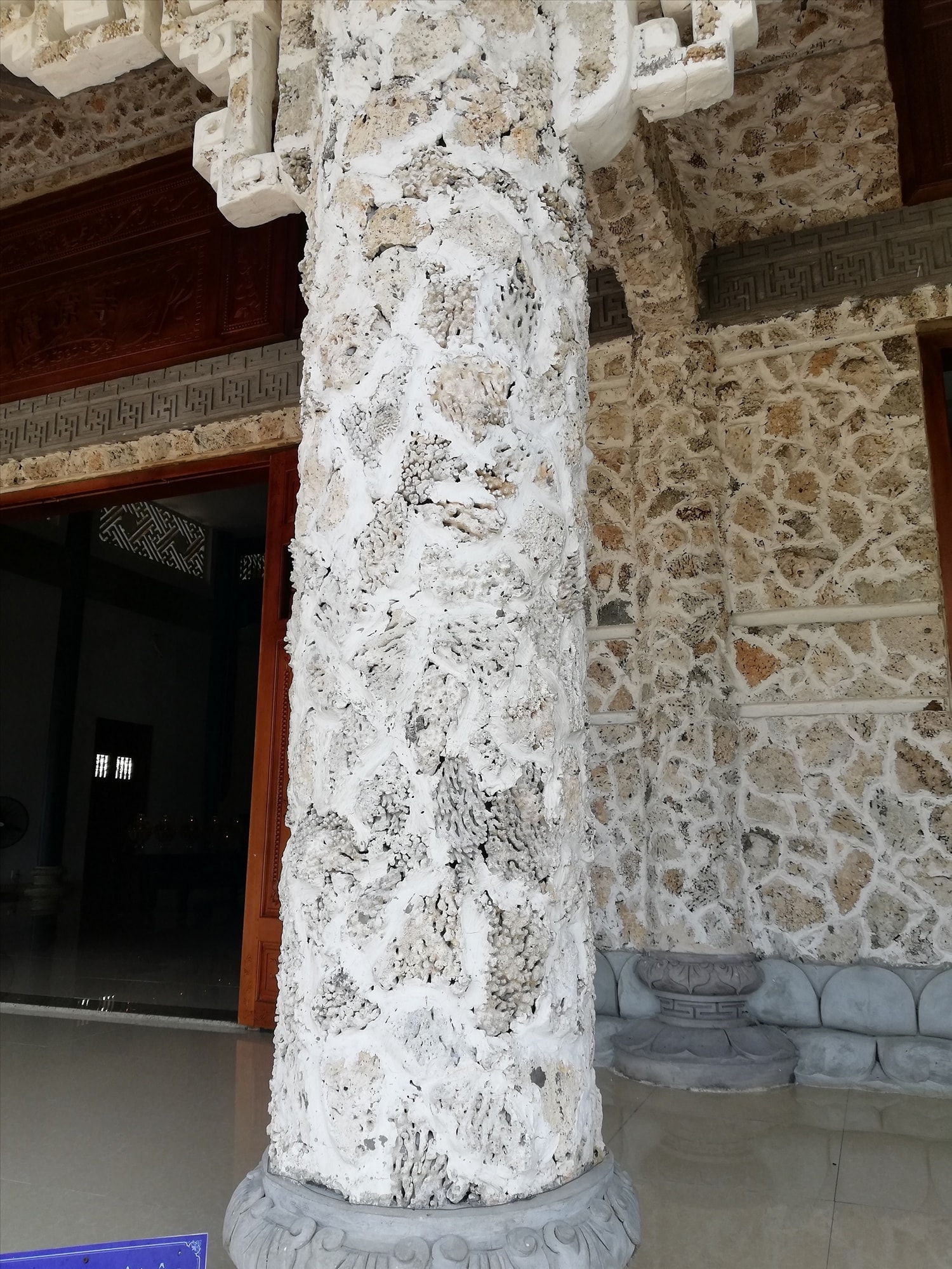 Cột ngôi chùa được dựng, ốp bằng san hô Cột ngôi chùa được dựng, ốp bằng san hô