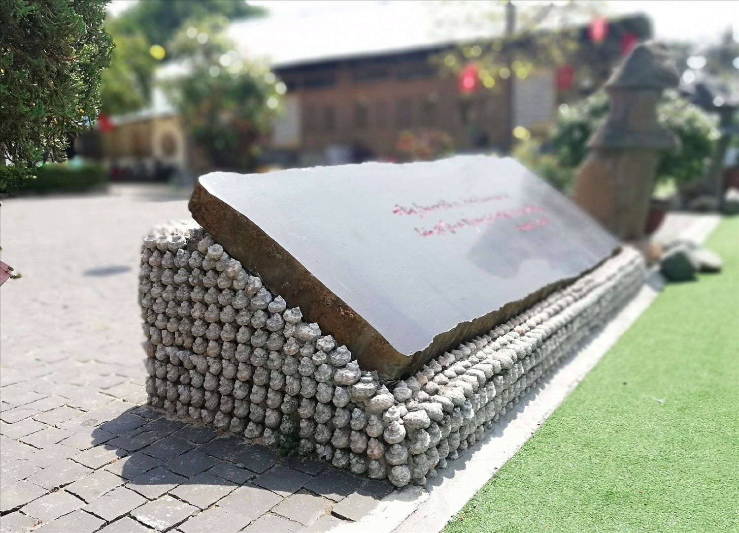 Ngoài san hô, họ còn dùng vỏ ốc để tạo thành các chân cột cờ, trang trí bồn hoa. Ngoài san hô, họ còn dùng vỏ ốc để tạo thành các chân cột cờ, trang trí bồn hoa.
