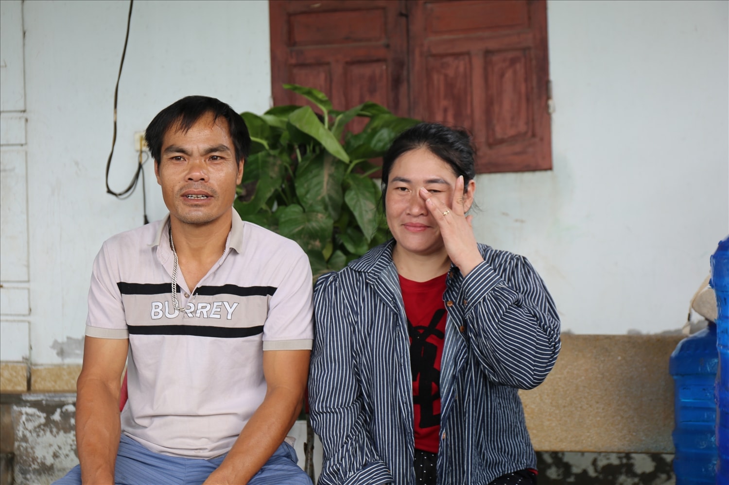 Vợ chồng anh Nguyễn Hữu Sỹ và chị Nguyễn Thị Dung không còn nước mắt để khóc, đôi mắt ráo hoảnh nhìn tài sản của gia đình bê bết trong nước bẩn - Ảnh: Thanh Hải