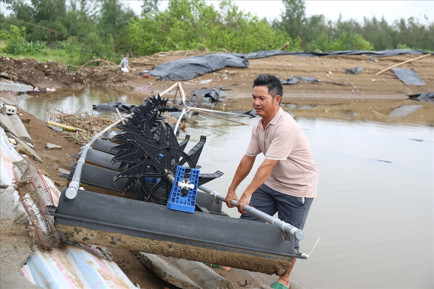 Hệ thống máy móc ở đầm tôm anh Năm bị hư hỏng nặng - Ảnh: Thanh Hải