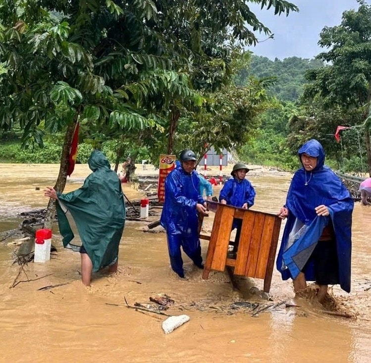 Sơ tán tránh lũ ở xã Yên Hòa - Ảnh: CSCC