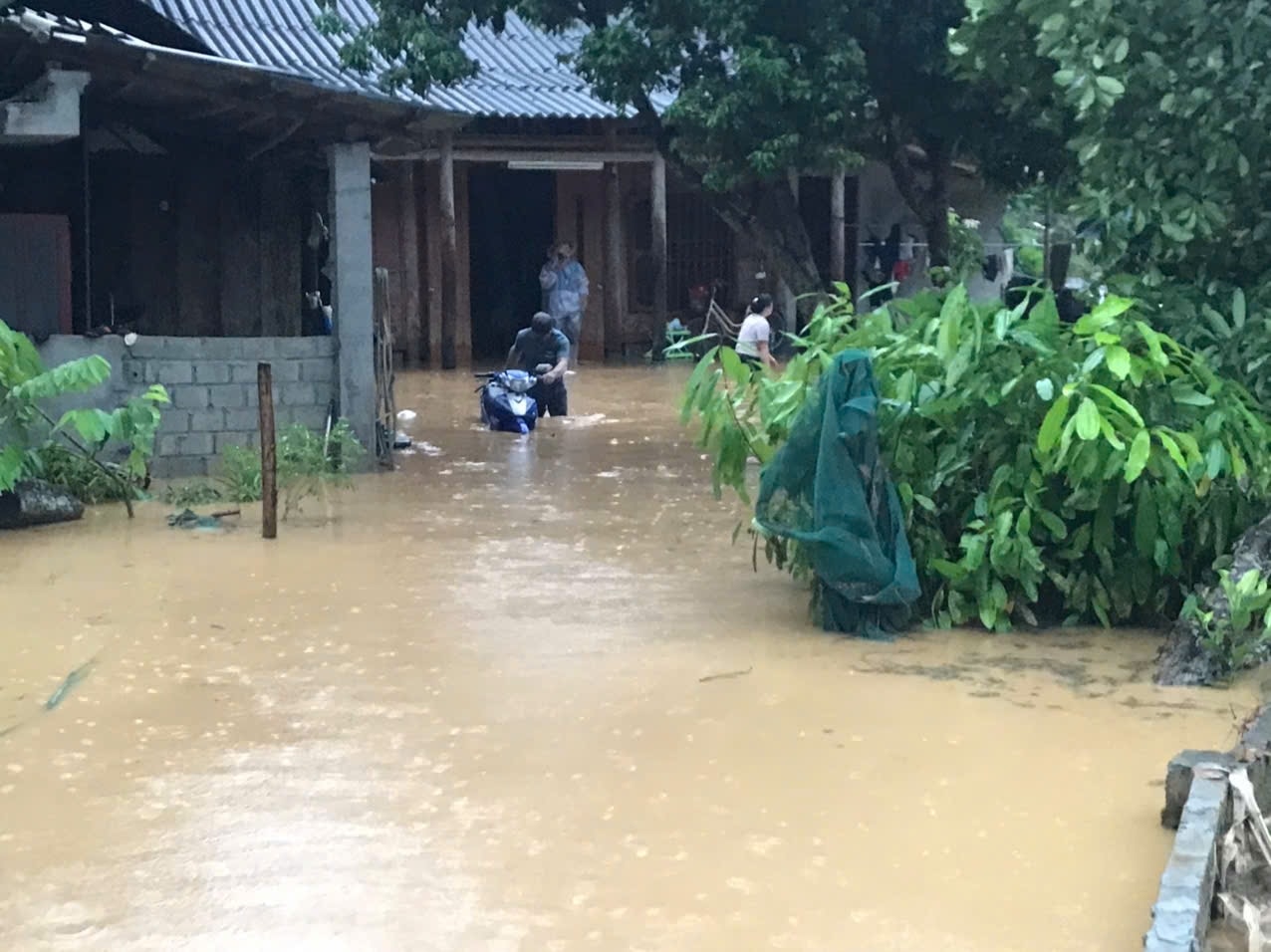 Mưa lũ gây ngập sâu ở nhiều địa phương (ảnh Trọng Bảo)