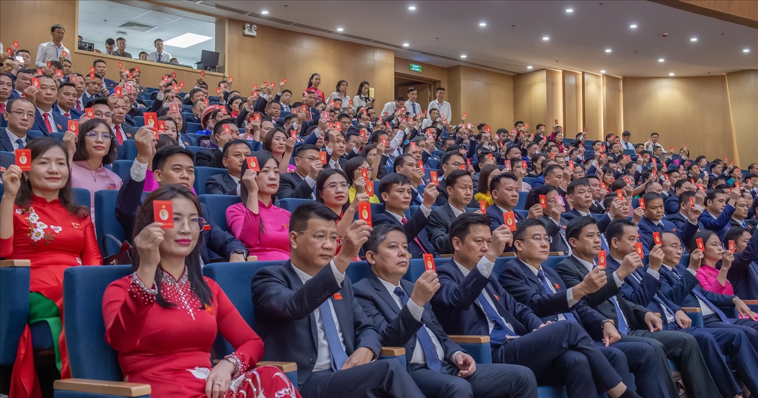 Biểu quyết thông qua Nghị quyết Đại hội (ảnh Trọng Bảo)