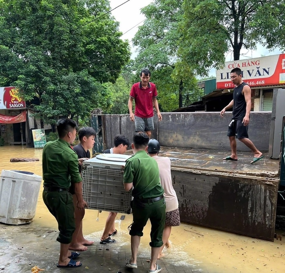 Các lực lượng hỗ trợ người dân di chuyển tài sản đến nơi an toàn (ảnh Trọng Bảo)