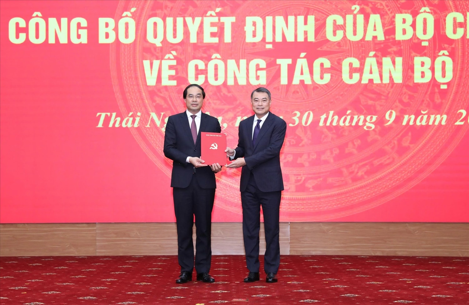 Ủy viên Bộ Chính trị, Bí thư Trung ương Đảng, Trưởng Ban Tổ chức Trung ương Lê Minh Hưng trao Quyết định của Bộ Chính trị cho Bí thư Tỉnh ủy Thái Nguyên Trịnh Xuân Trường.