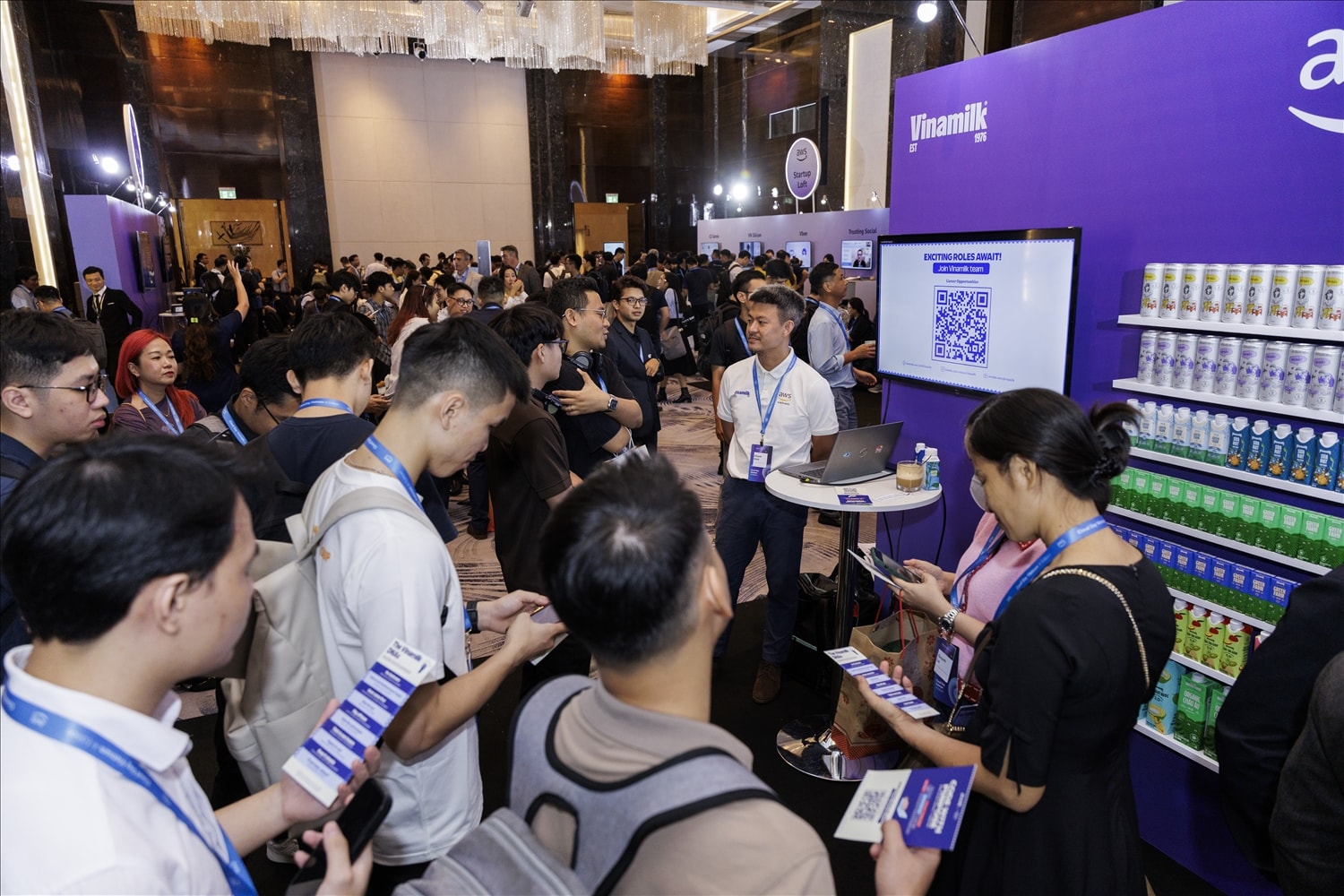 Nhiều khách tham dự tại sự kiện AWS Cloud Day Việt Nam 2025 tham quan gian hàng Vinamilk 