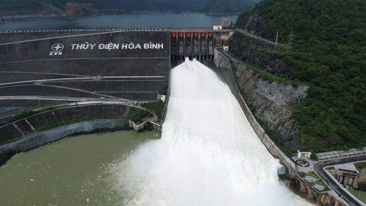 Sáng nay, thủy điện Hòa Bình, Tuyên Quang mở tiếp cửa xả lũ