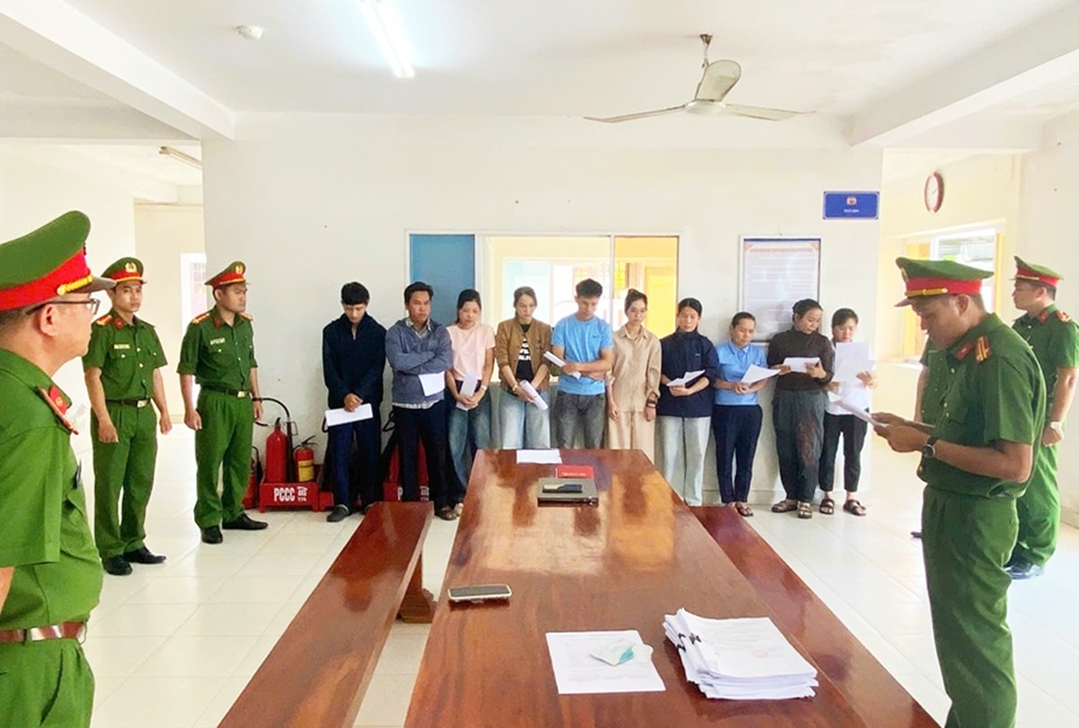Cơ quan chức năng đang công bố các quyết định tố tụng đối với các đối tượng liên quan vụ án. (Ảnh Công an cung cấp)