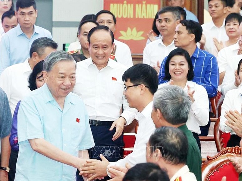 Tổng Bí thư Tô Lâm cùng các thành viên Đoàn đại biểu Quốc hội thành phố Hà Nội, đơn vị bầu cử số 10 tiếp xúc cử tri 9 xã - Ảnh: TTXVN