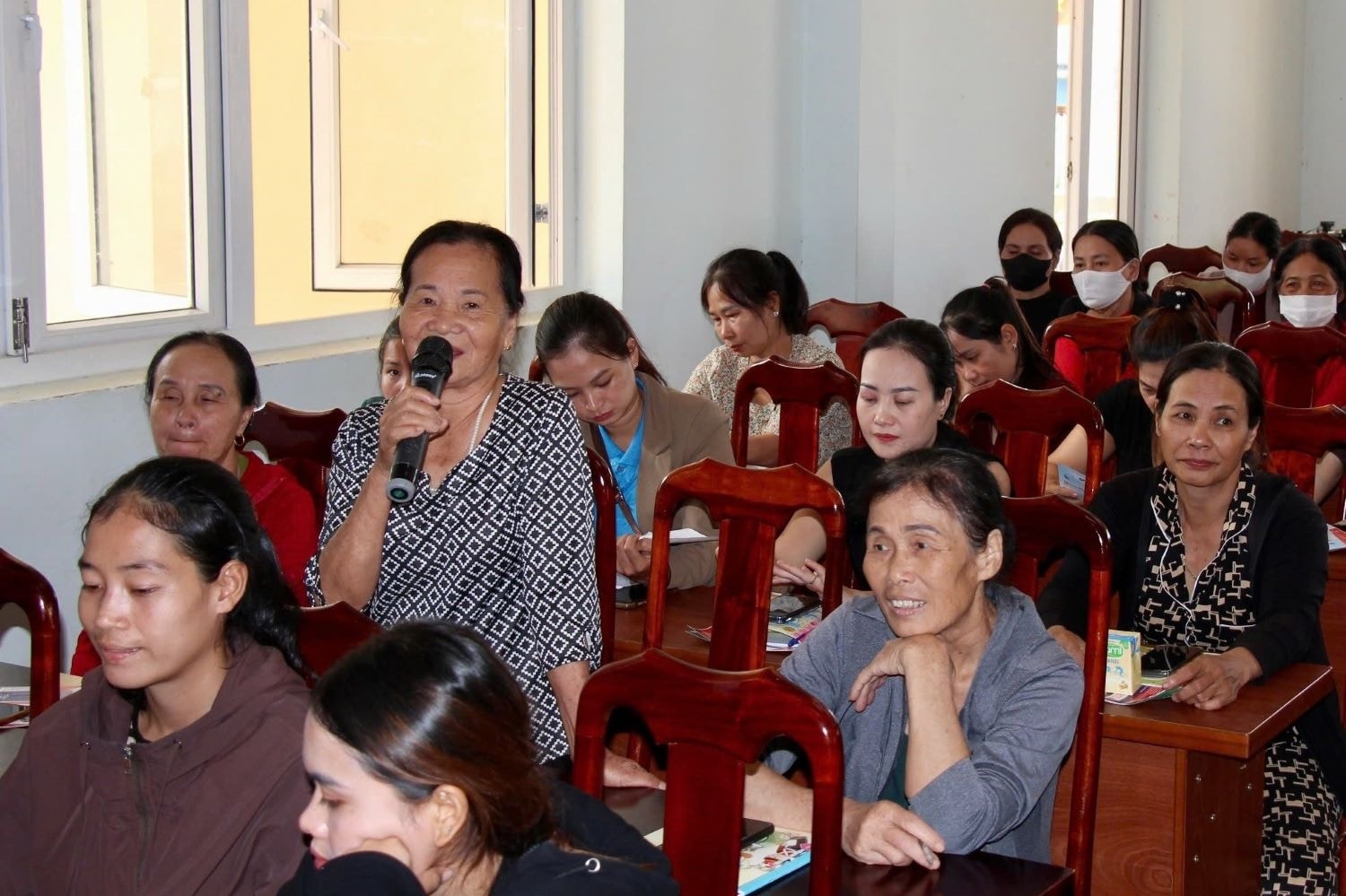 Hội viên hội phụ nữ chi sẻ tại tập huấn (Ảnh: M.H)