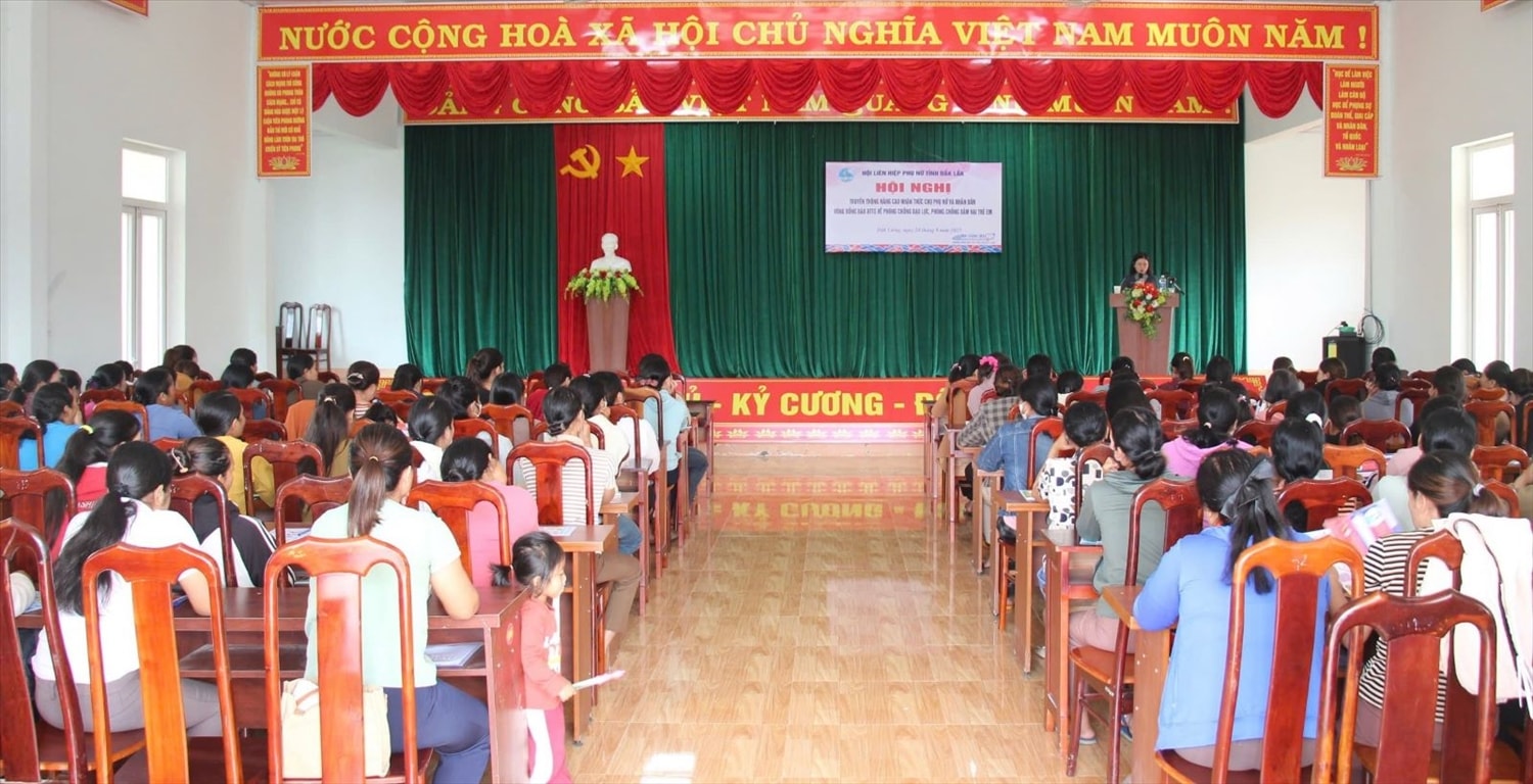Quảng cảnh hội nghị truyền thông nâng cao nhận thức về phòng chống xâm hại trẻ em tại xã Đắk Liêng (Ảnh: M.H)