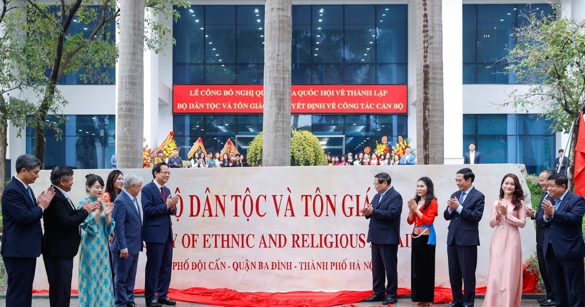 Thủ tướng Chính phủ Phạm Minh Chính cùng các đại biểu thực hiện nghi thức gắn biển tên Bộ Dân tộc và Tôn giáo ngày 1/3/2025 