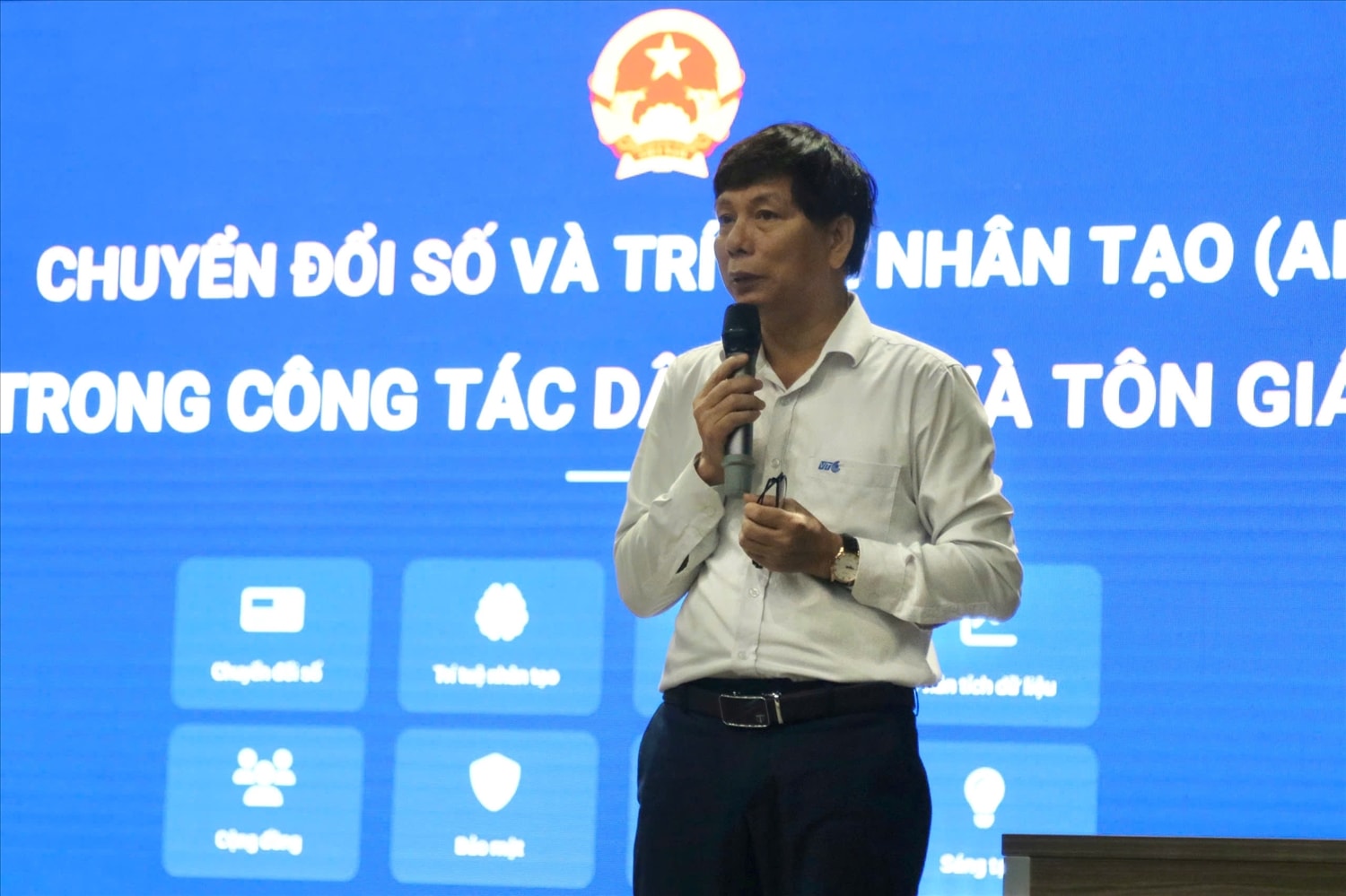 Ông Ngô Văn Đức - Phó Giám đốc Viện Giáo dục và Đào tạo số VTC trình bày các nội dung chuyển đổi số và AI tại chương trình