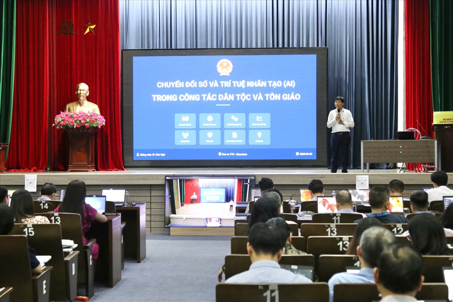 Quang cảnh Chương trình tập huấn - bồi dưỡng về Chuyển đổi số và Trí tuệ nhân tạo (AI) trong công tác Dân tộc và Tôn giáo