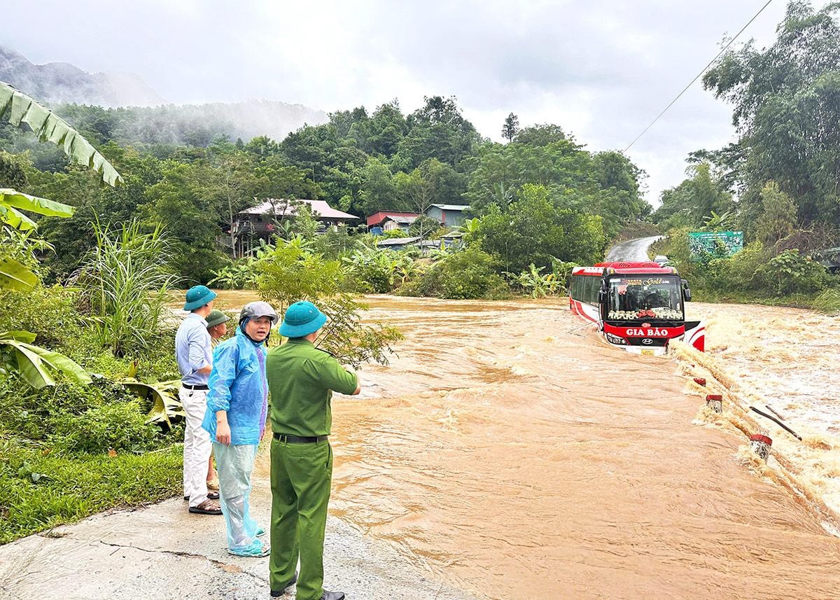Chính quyền xã Ngọc Đường kiểm tra hiện trường xe khách bị mắc giữa dòng nước lũ