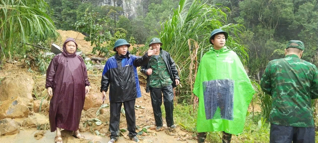 Lãnh đạo xã Lũng Cú trực tiếp có mặt tại hiện trường chỉ đạo công tác cứu hộ. Ảnh: UBND xã Lũng Cú
