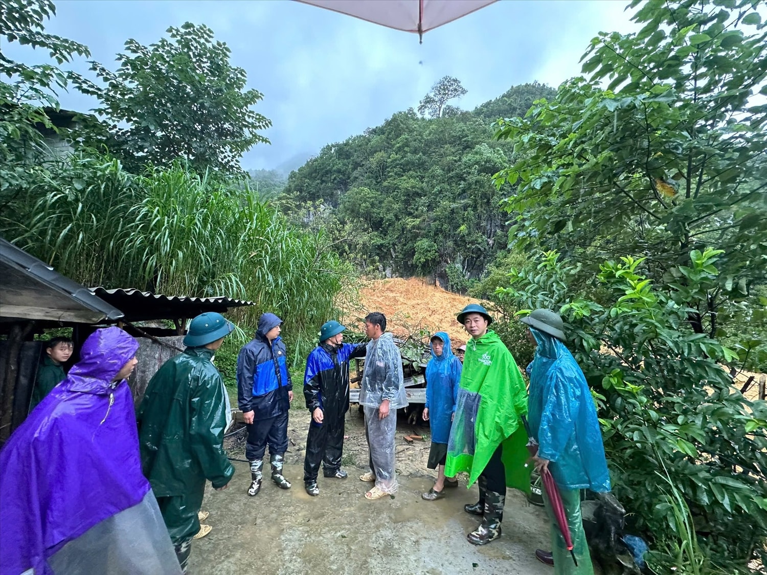 Vụ sạt lở núi khiến đất, bùn tràn xuống gây ra lũ quét vùi lấp một gia đình tại thôn Mã Lầu A, xã Lũng Cú, tỉnh Tuyên Quang. Ảnh: UBND xã Lũng Cú