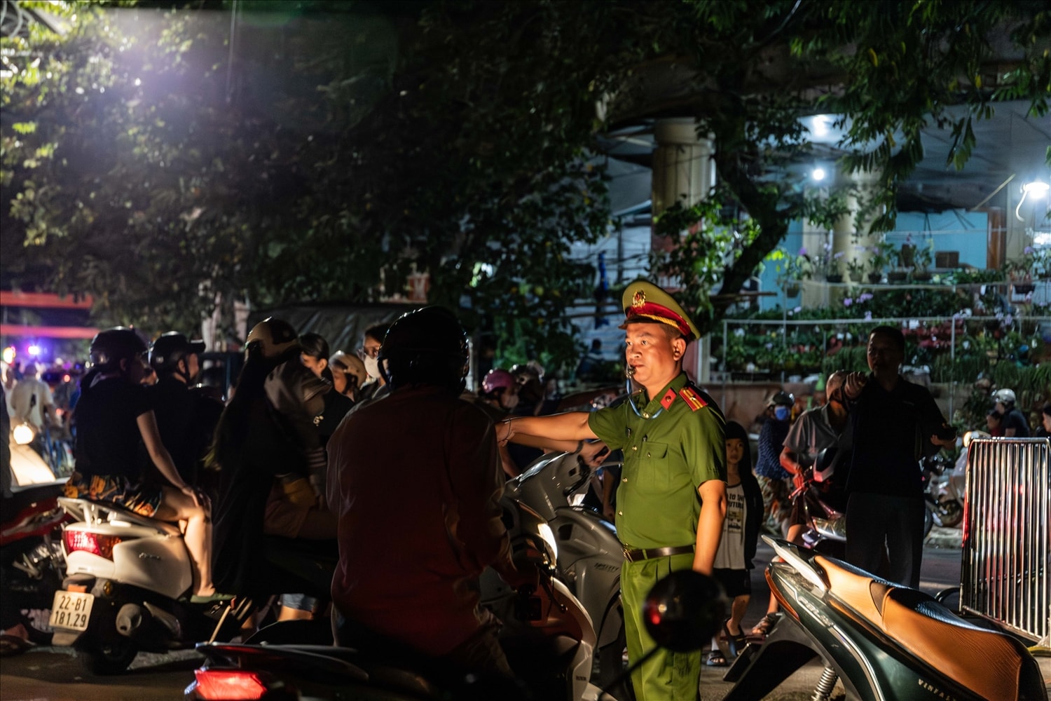 Lực lượng chức năng phường Minh Xuân có mặt từ rất sớm để làm nhiệm vụ đảm bảo an ninh trật tự.