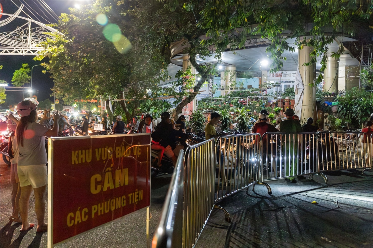 Đại diện Ban Chỉ huy PCTT&TKCN tỉnh Tuyên Quang cho biết, hành vi tụ tập, hiếu kỳ ra xem lũ không chỉ gây mất an toàn tính mạng mà còn ảnh hưởng đến công tác ứng phó, cứu hộ khi có sự cố. Chính quyền khuyến cáo người dân hạn chế đi lại, không tụ tập ven sông, suối và tuyệt đối không xuống gần khu vực nước chảy xiết để phòng tránh rủi ro.