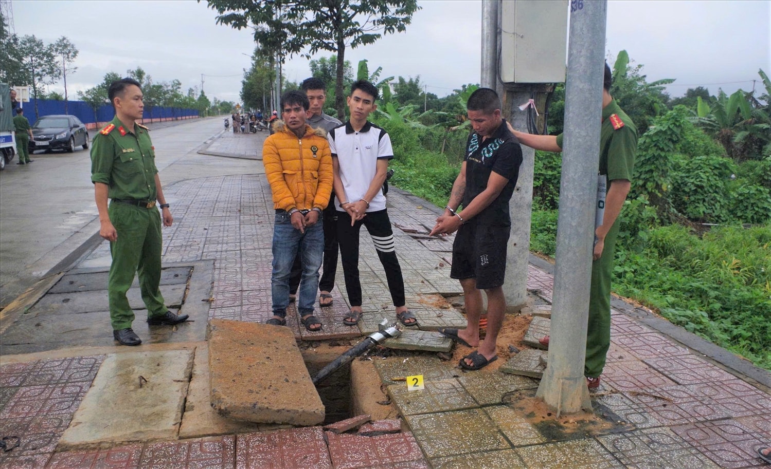 Hiện trường dây cáp ngầm điện trung thế bị các đối tượng cắt trộm. (Ảnh: Công an phường Kon Tum)