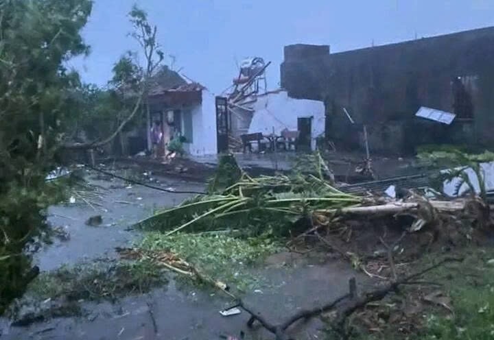 Bão số 10 kéo sập nhiều nhà dân ở Ninh Bình, nhiêu người thương vong