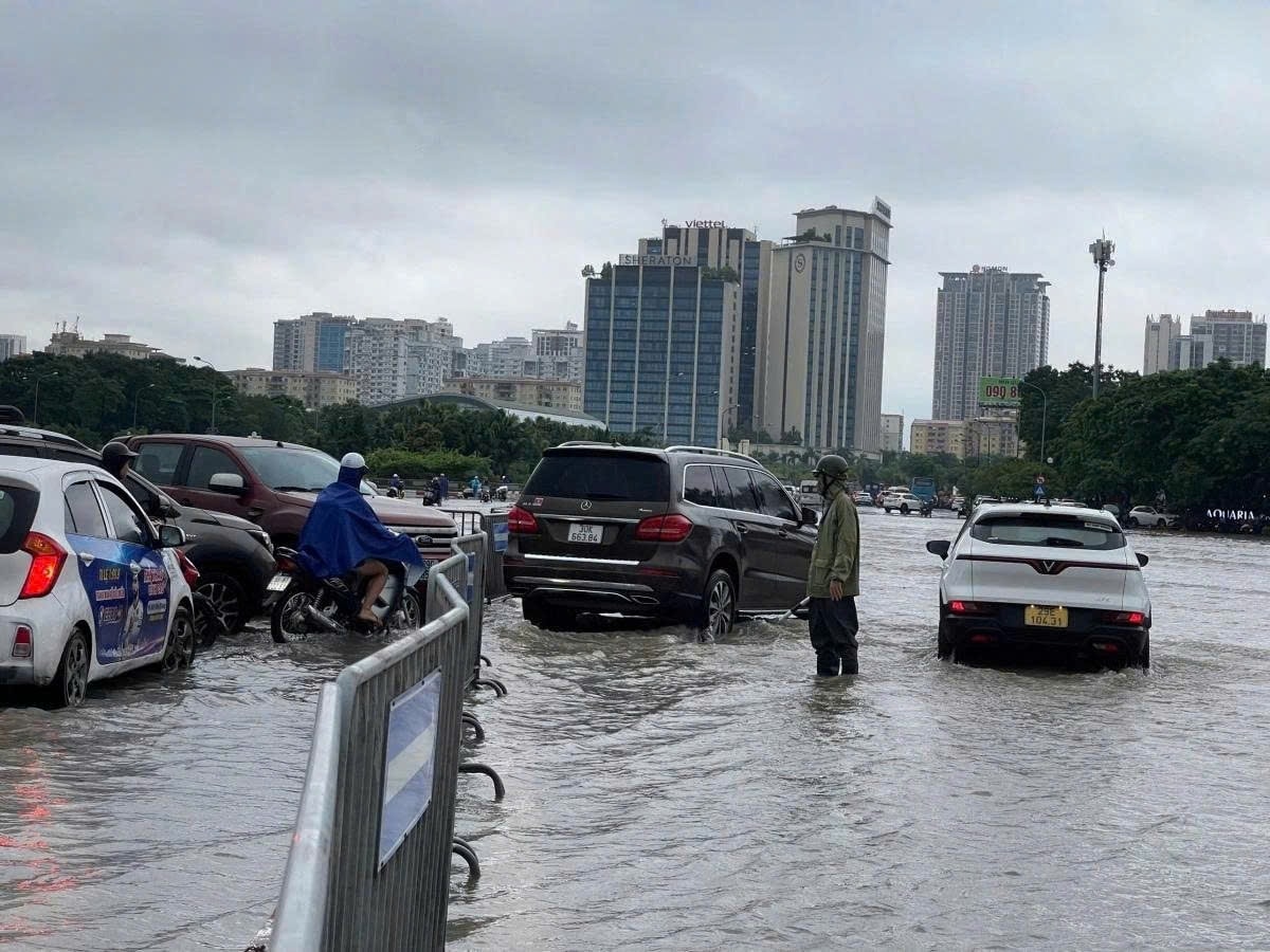 Lực lượng chức năng đã nhanh chóng có mặt tại các điểm ngập để phân luồng, điều tiết giao thông, hỗ trợ người dân di chuyển an toàn. Tuy nhiên, công tác này cũng gặp không ít khó khăn do mưa lớn kéo dài, tầm nhìn hạn chế và dòng phương tiện ùn ứ.Ảnh: ITN