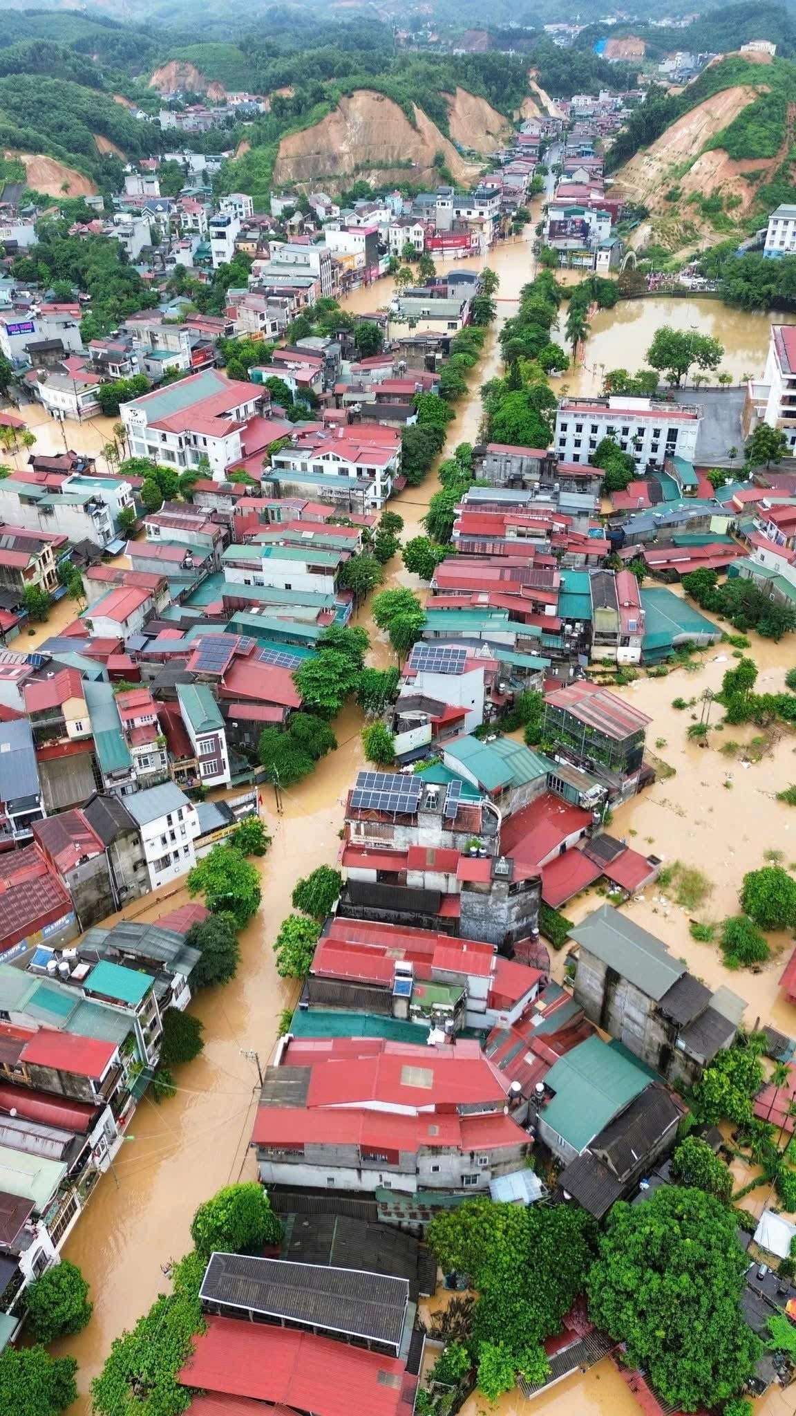 Không chỉ ảnh hưởng vào miền Trung, hình ảnh mới nhất tại phường Yên Bái, tỉnh Lào Cai tính đến 10 giờ ngày 30/9