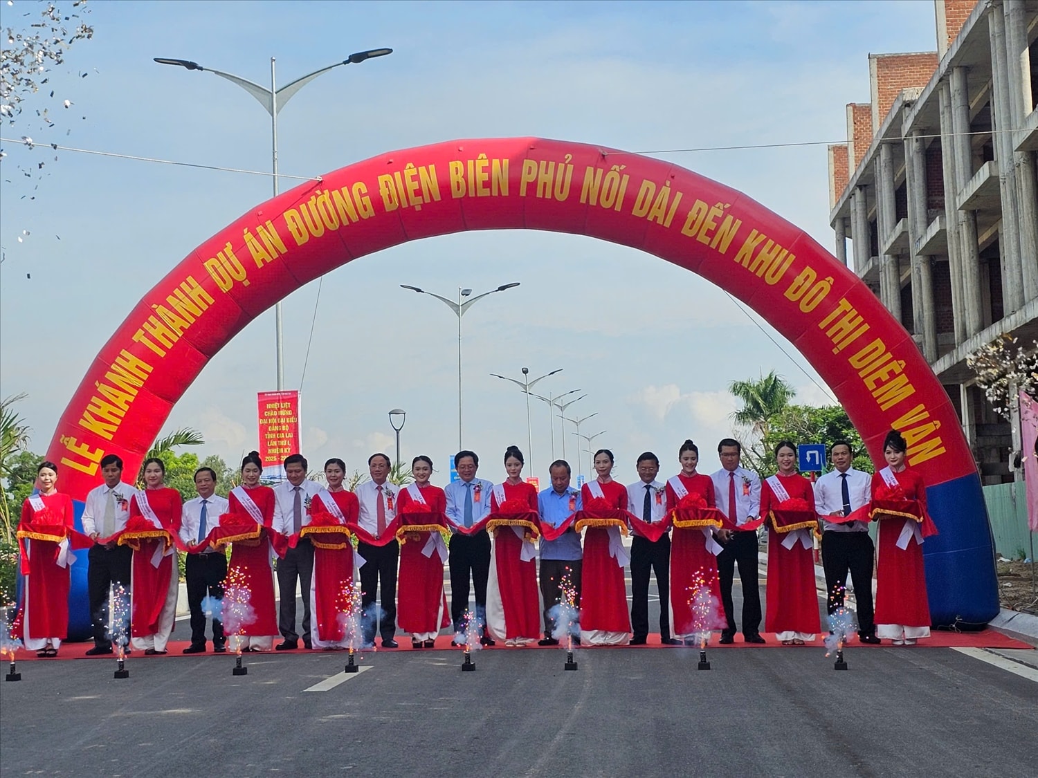 Các đại biểu cắt băng khánh thành đường Điện Biên Phủ nối dài đến Khu đô thị Diêm Vân (Ảnh T.N)
