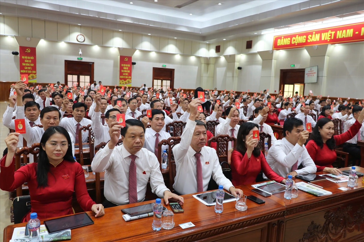 Các đại biểu biểu quyết thông qua nội quy, quy chế làm việc của Đại hội