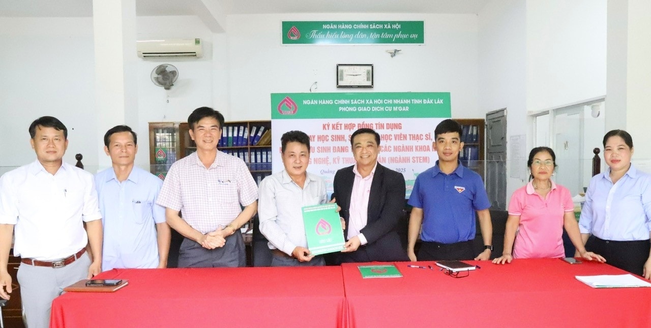 Lãnh đạo Phòng Giao dịch NHCSXH Cư M'gar (Đắk Lắk) giải ngân nguồn vốn STEM cho khách hàng trên địa bàn