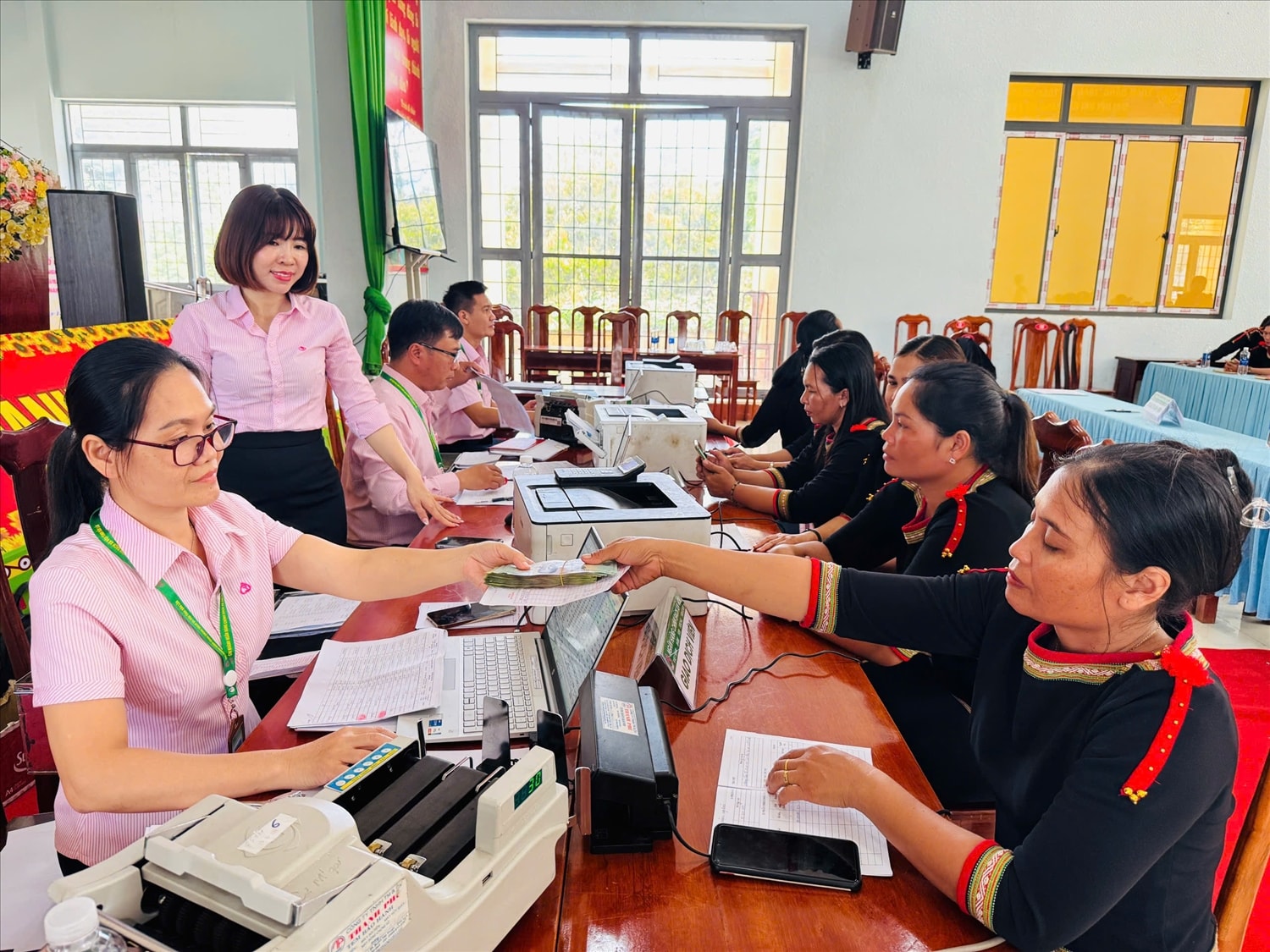 Phó Giám đốc NHCSXH tỉnh Đắk Lắk Trần Thị Thắm kiểm tra tại điểm giao dịch xã Ea Tul