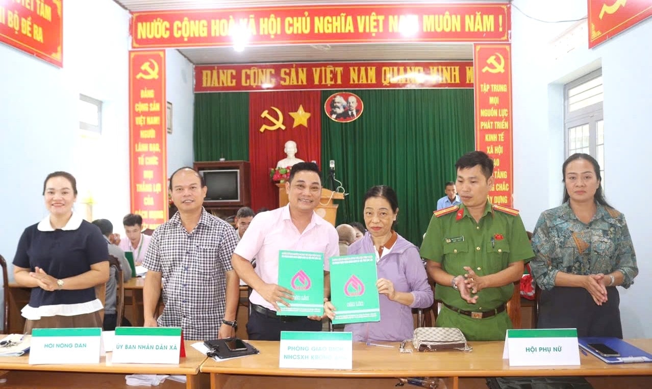 Lãnh đạo Phòng giao dịch  NHCSXH Krông Ana (Đắk Lắk) giải ngân nguồn vốn vay Chương trình STEM cho khách hàng 