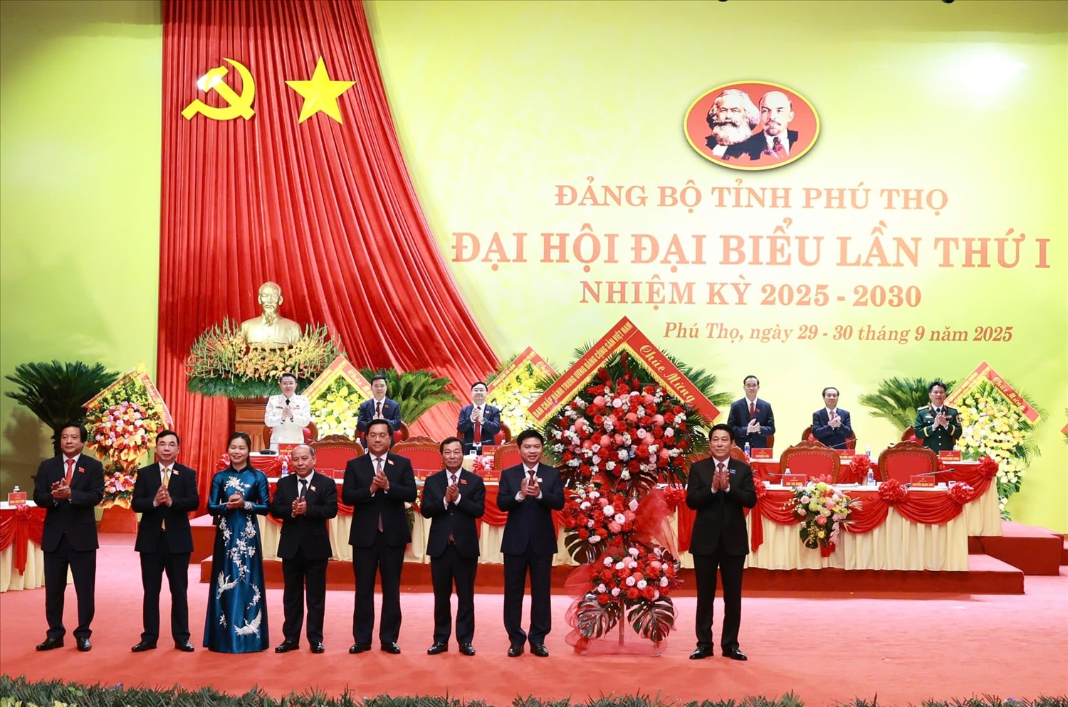 Thay mặt Bộ Chính trị, Chủ tịch nước Lương Cường tặng hoa chúc mừng Đảng bộ, chính quyền và Nhân dân tỉnh Phú Thọ