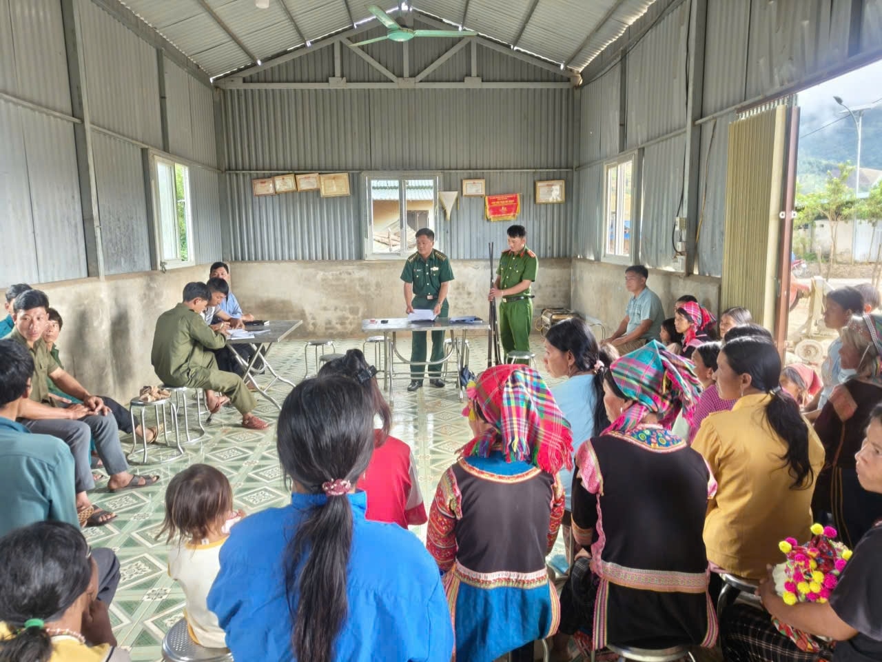 Cán bộ Đồn Biên phòng Thu Lũm tuyên truyền, vận động nhân dân ký cam kết không tàng trữ, sử dụng súng tự chế, vật liệu nổ...