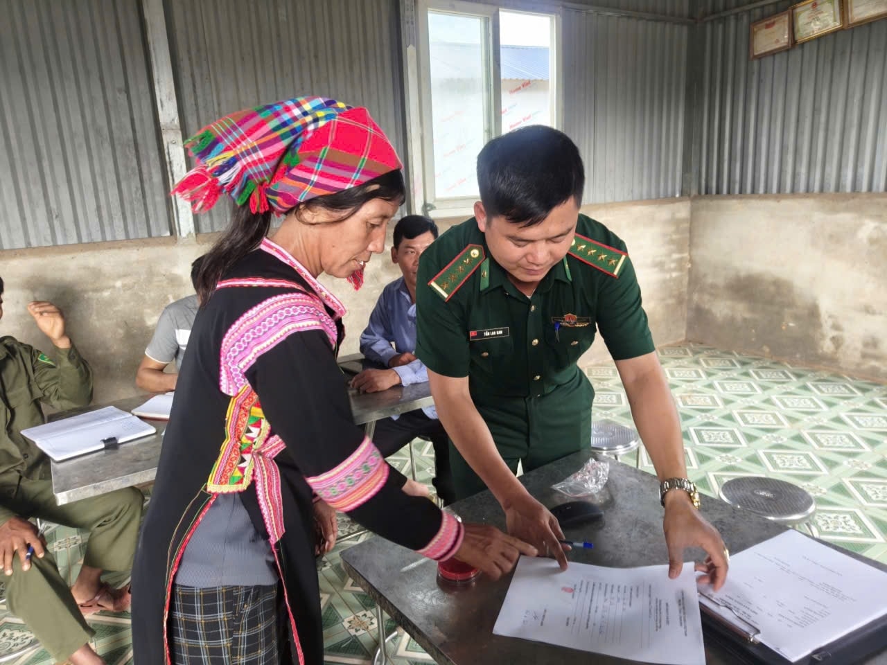 Người dân ký cam kết không tàng trữ, sử dụng các loại súng tự chế