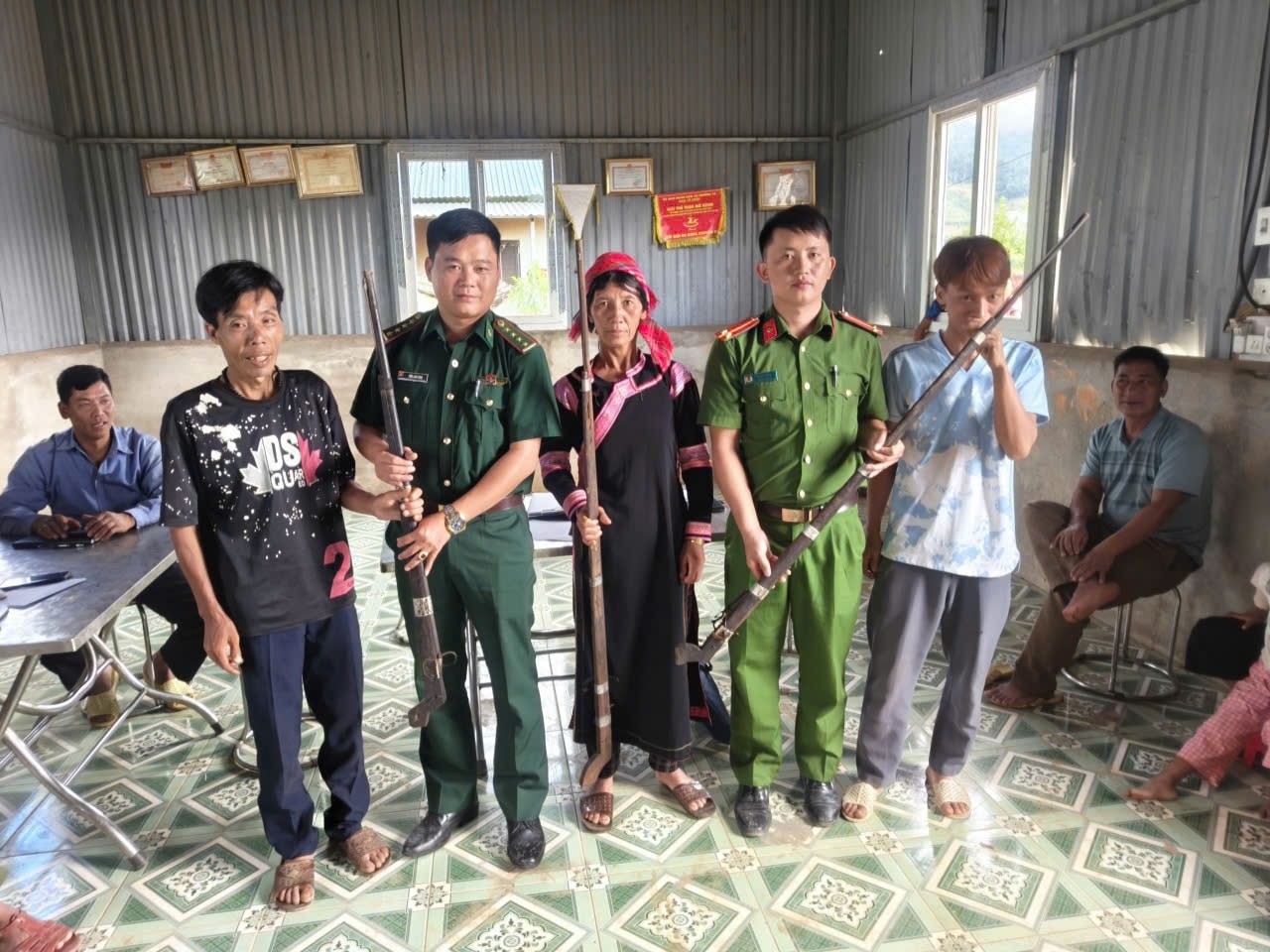 Sau khi được tuyên truyền, vận động, người dân đã tích cực giao nộp súng tự chế cho lực lượng bộ đội biên phòng