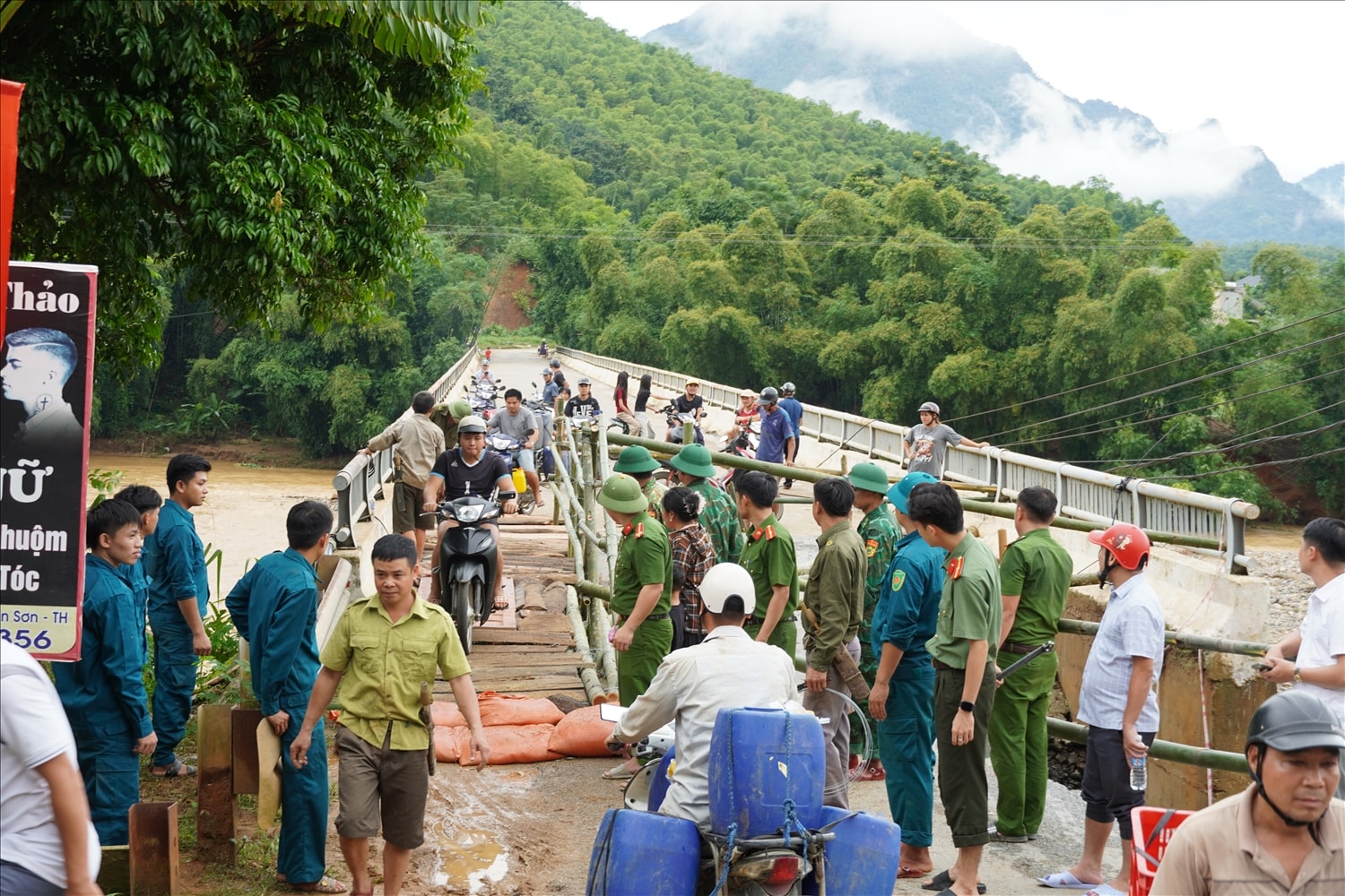 Quyết tâm dựng cầu tạm, khơi thông huyết mạch giao thông ở Sơn Thủy 9