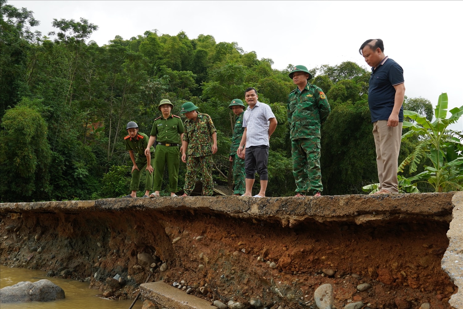 Quyết tâm dựng cầu tạm, khơi thông huyết mạch giao thông ở Sơn Thủy
