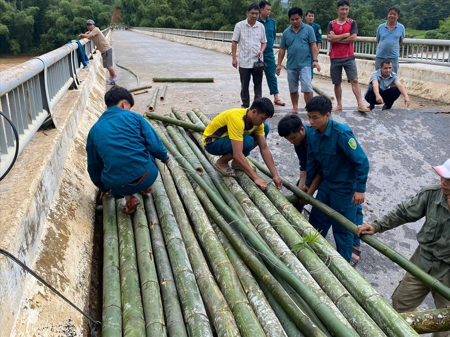 Quyết tâm dựng cầu tạm, khơi thông huyết mạch giao thông ở Sơn Thủy 3