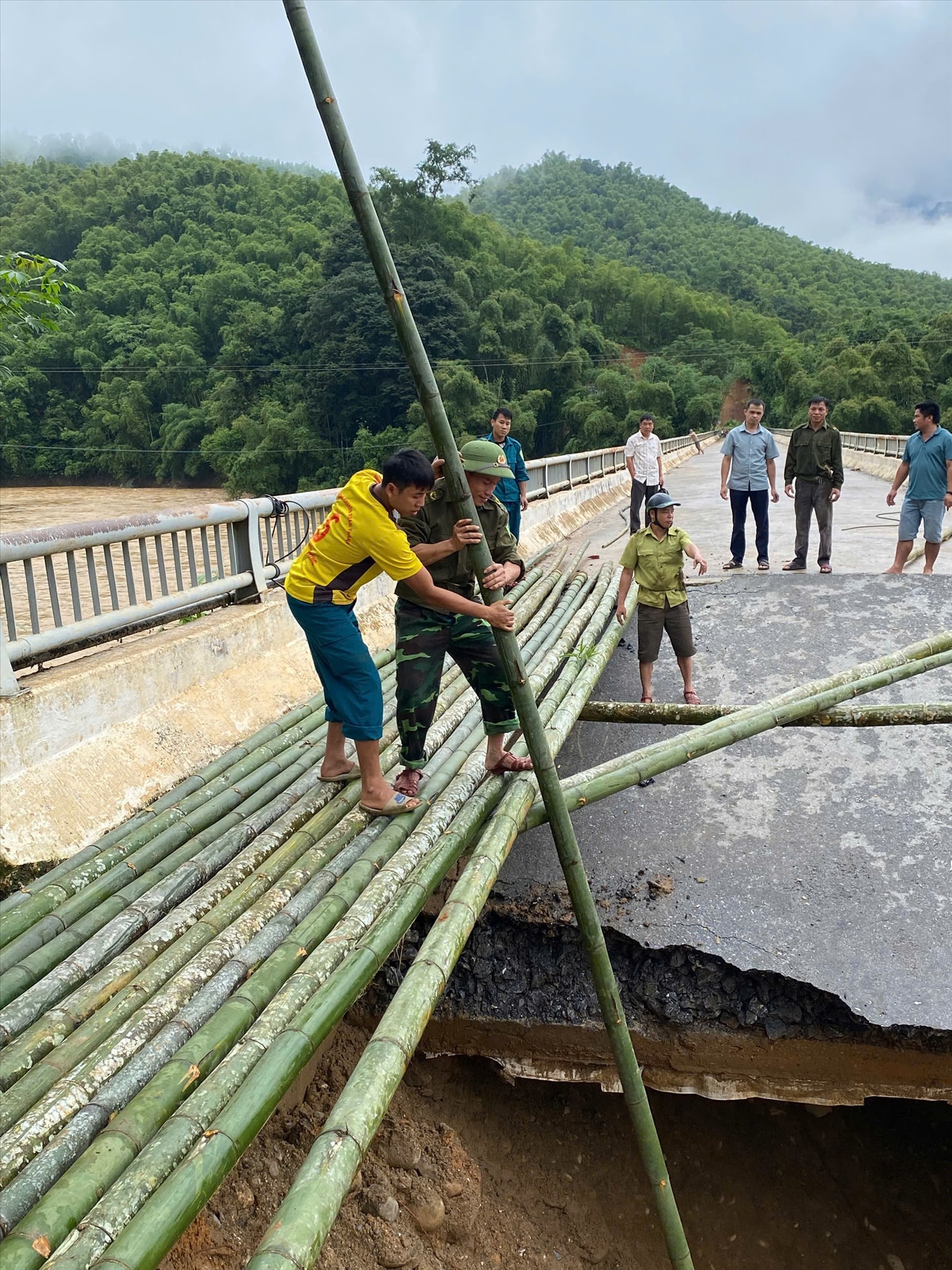 Các ban, ngành, lực lượng chức năng và bà con nhân dân xã Sơn Thủy đã kịp thời khắc phục đầu Cầu Sơn Thủy trên QL16 tại lý trình Km89+580 tại bản Chung Sơn bị hư hỏng nặng 