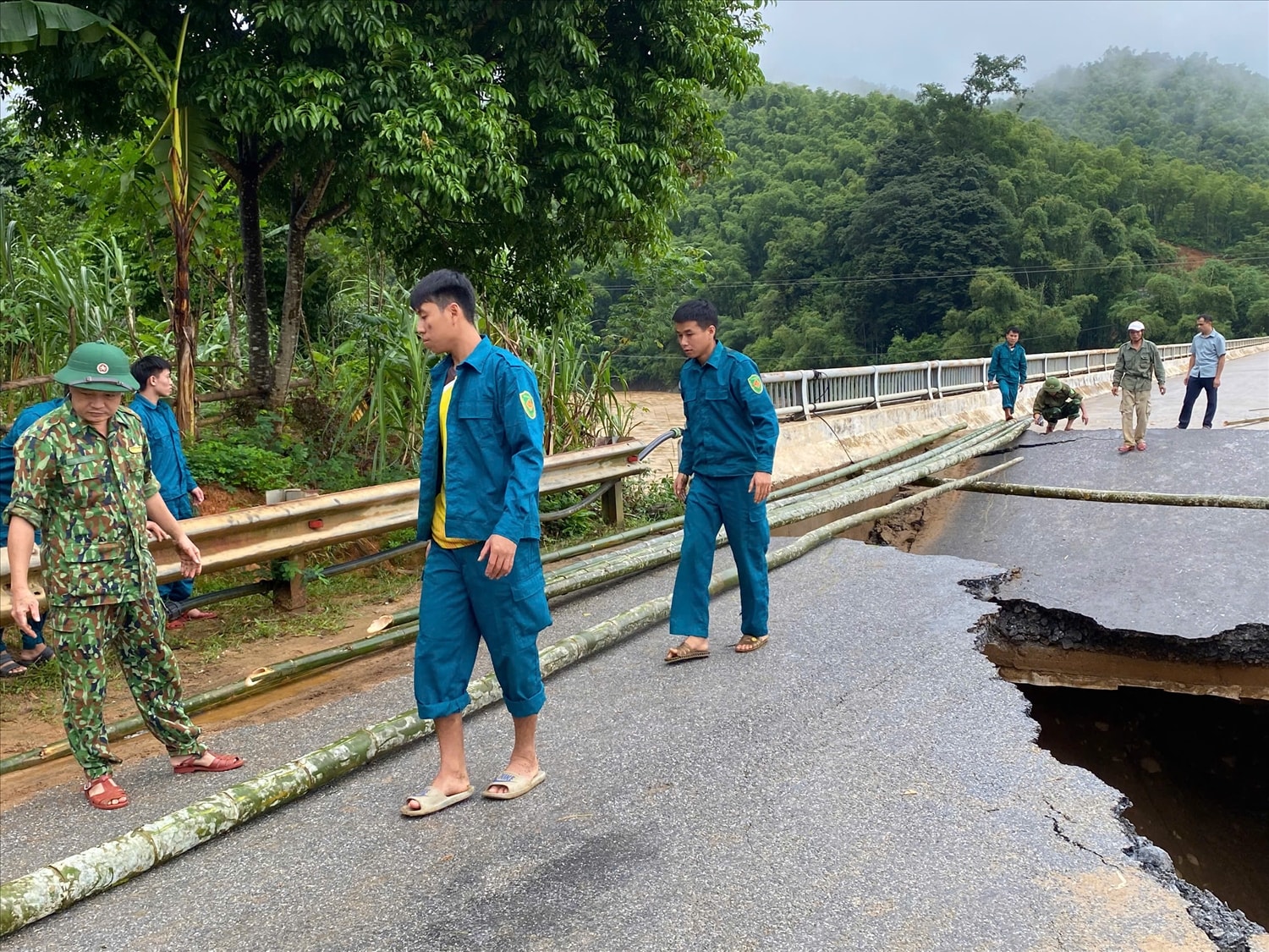 Quyết tâm dựng cầu tạm, khơi thông huyết mạch giao thông ở Sơn Thủy 2