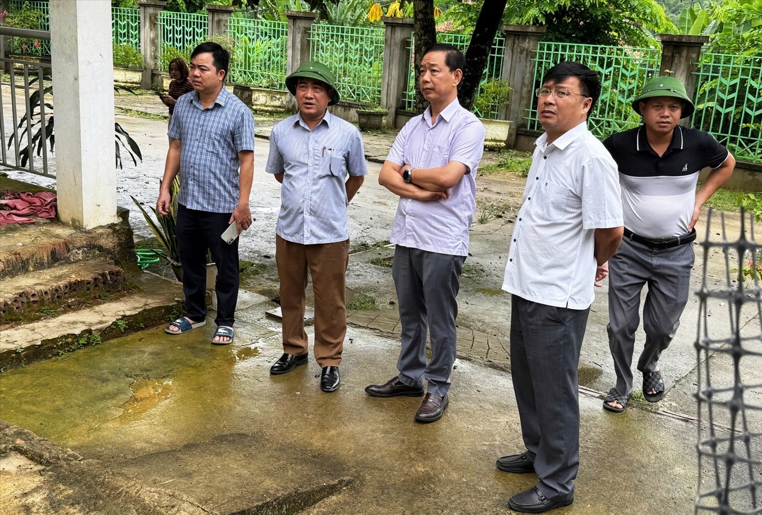 Ông Tạ Hồng Lựu (người giữa) - Quyền Giám đốc Sở GD&ĐT Thanh Hóa đi kiểm tra công tác khắc phục hậu quả sau bão tại xã Văn Phú (Thanh Hóa).