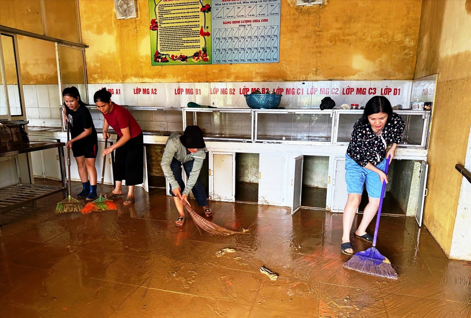 Giáo viên Trường Mầm non Thiết Ống tập trung khắc phục hậu quả sau bão